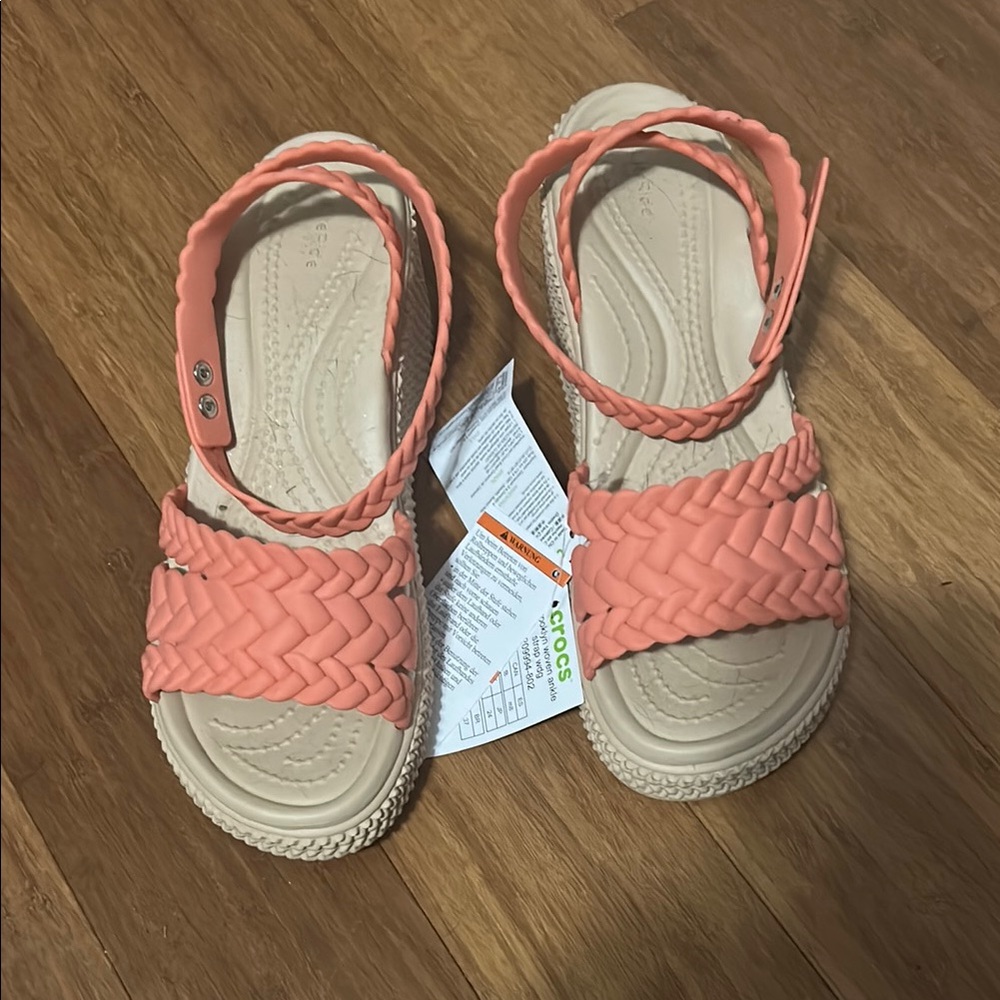 Coral NWT  women’s Croc sandals size 8 - Picture 3 of 7